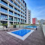 Dream Inn - 2 Bedroom Apartment With Balcony & Pool Access, Azizi Riviera