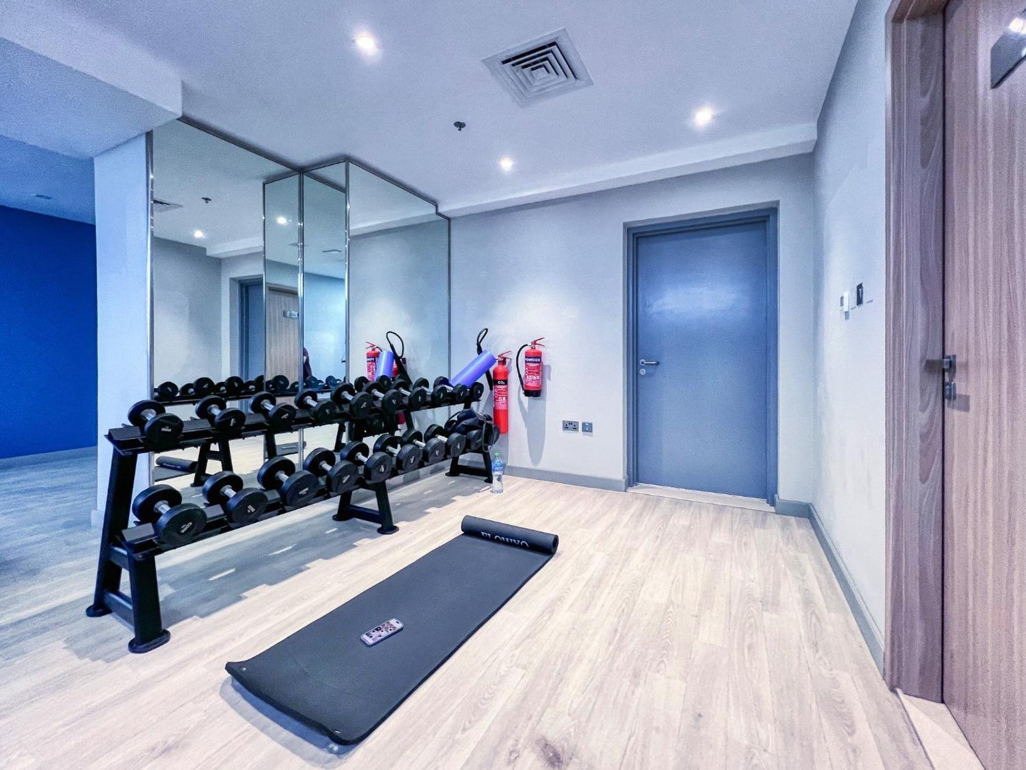 Dream - 2 Bedroom With Balcony & Pool Access, Azizi Riviera Apartment *