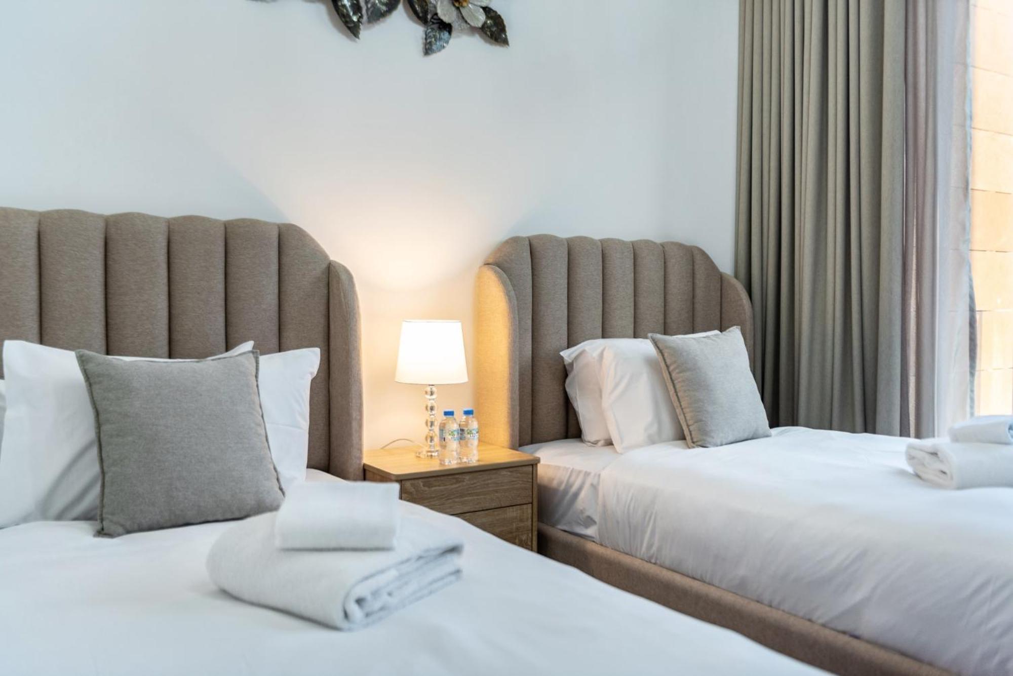 Apartment Dream - 2 Bedroom With Balcony & Pool Access, Azizi Riviera Dubai